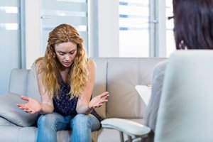 client and therapist talking during a benzo addiction treatment program at a benzo addiction treatment center for women