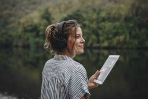young woman experiencing how adventure therapy aides addiction recovery