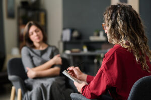 Woman talks to therapist during trauma therapy 