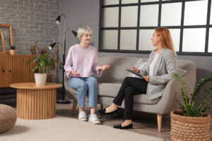 a woman meets with a therapist after learning what to expect in her first substance abuse counseling session